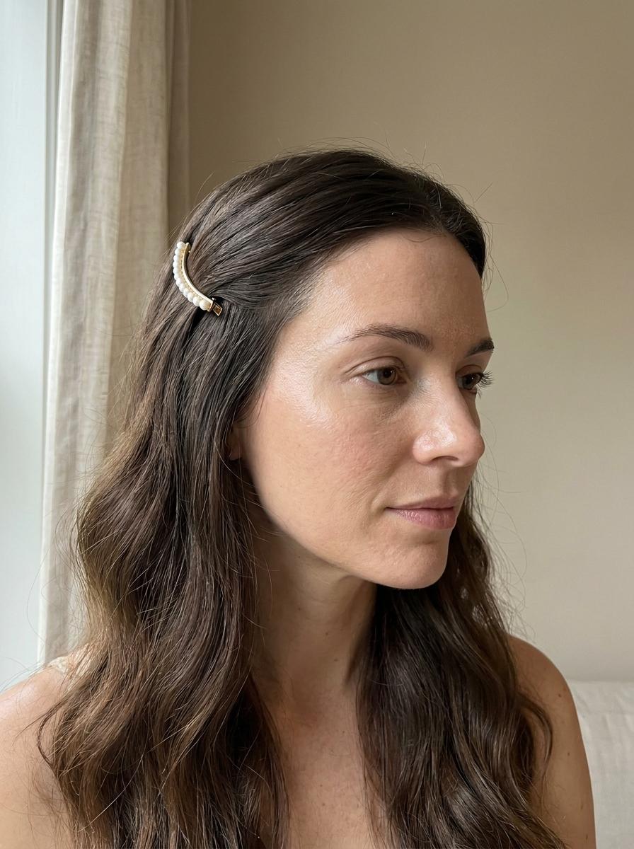 Schlichte lange Haare mit Haarspange - schöne Frisur für lange Haare
